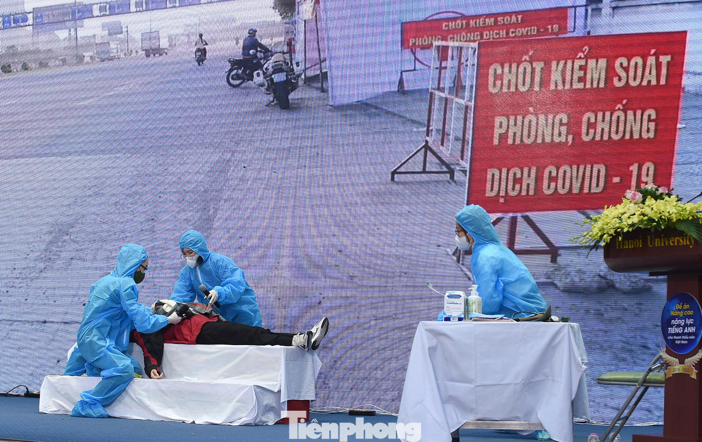 Phần thi chào hỏi theo hình thức sân khấu hóa. Trong ảnh là màn thi của đội Fabulous. Ảnh: Xuân Tùng