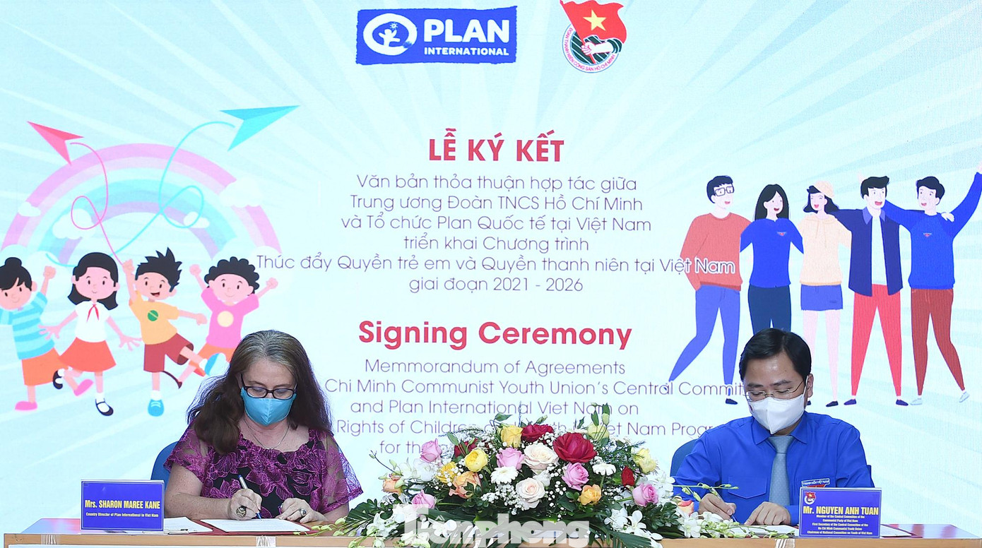 Anh Nguyễn Anh Tuấn và bà Sharon Maree Kane ký kết thỏa thuận hợp tác triển khai chương trình thúc đẩy quyền trẻ em và quyền thanh niên tại Việt Nam giai đoạn 2021 - 2026. - Ảnh: Xuân Tùng.