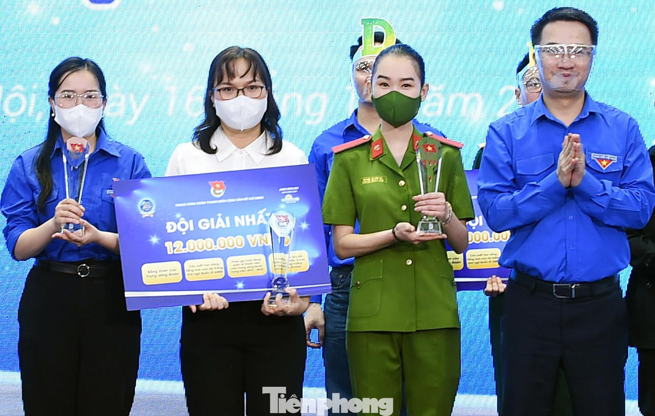 Anh Nguyễn Tường Lâm trao giải Nhất cho đội Fabulous. Ảnh: Xuân Tùng