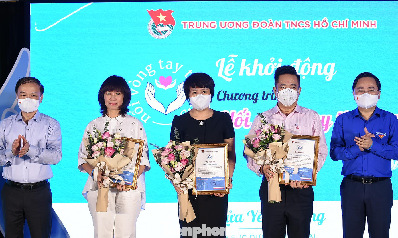 Ông Phạm Tất Thắng - Phó Trưởng Ban thường trực Ban Dân vận Trung ương và anh Nguyễn Anh Tuấn - Bí thư thứ nhất T.Ư Đoàn trao thư cảm ơn của chương trình tới các đơn vị đồng hành. Ảnh: Xuân Tùng Ông Phạm Tất Thắng - Phó Trưởng Ban thường trực Ban Dân vận Trung ương và anh Nguyễn Anh Tuấn - Bí thư thứ nhất T.Ư Đoàn trao thư cảm ơn của chương trình tới các đơn vị đồng hành. Ảnh: Xuân Tùng