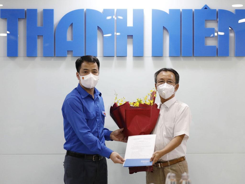 Bí thư T.Ư Đoàn Ngô Văn Cương trao quyết định của Ban Bí thư T.Ư Đoàn cho nhà báo Nguyễn Quang Thông nghỉ hưu theo chế độ. - Ảnh: Ngọc Dương/Báo Thanh niên