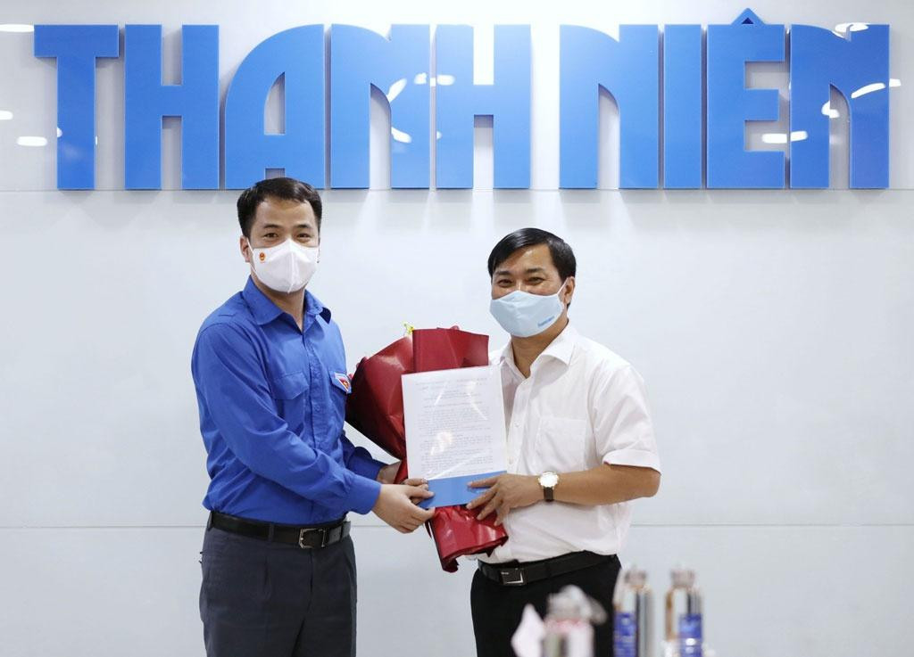Anh Ngô Văn Cương trao quyết định của Ban Bí thư T.Ư Đoàn phân công anh Nguyễn Ngọc Toàn giữ nhiệm vụ Phó Tổng Biên tập phụ trách Báo Thanh Niên. - Ảnh: Ngọc Dương/Báo Thanh niên
