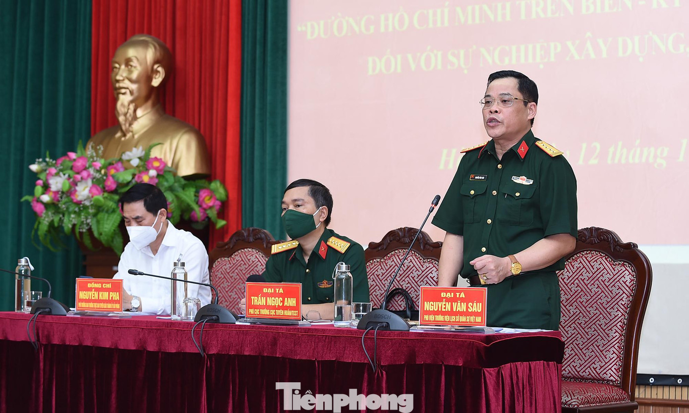 Đại tá Nguyễn Văn Sáu phát biểu tại buổi họp báo. Ảnh: Xuân Tùng