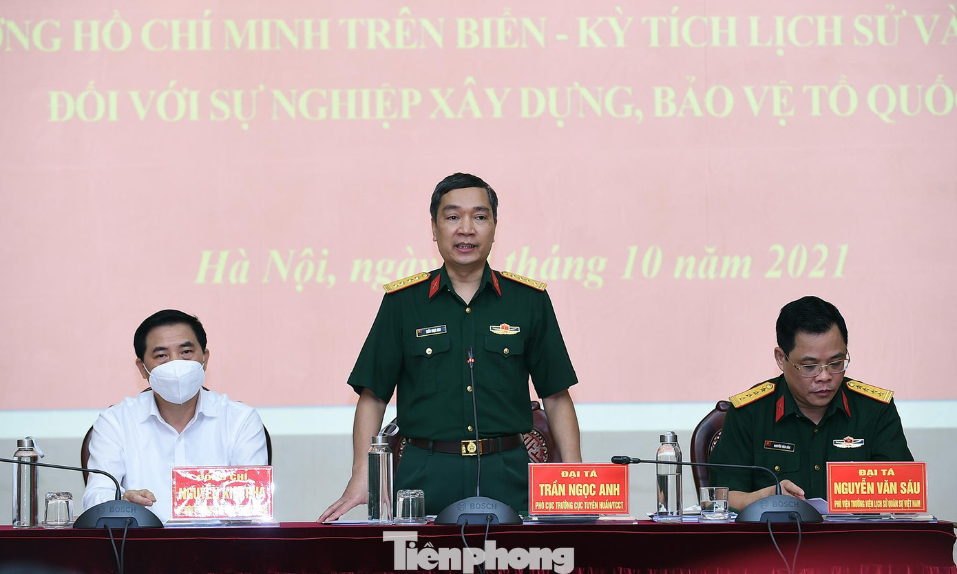 Đại tá Trần Ngọc Anh chủ trì hội nghị. Ảnh: Xuân Tùng