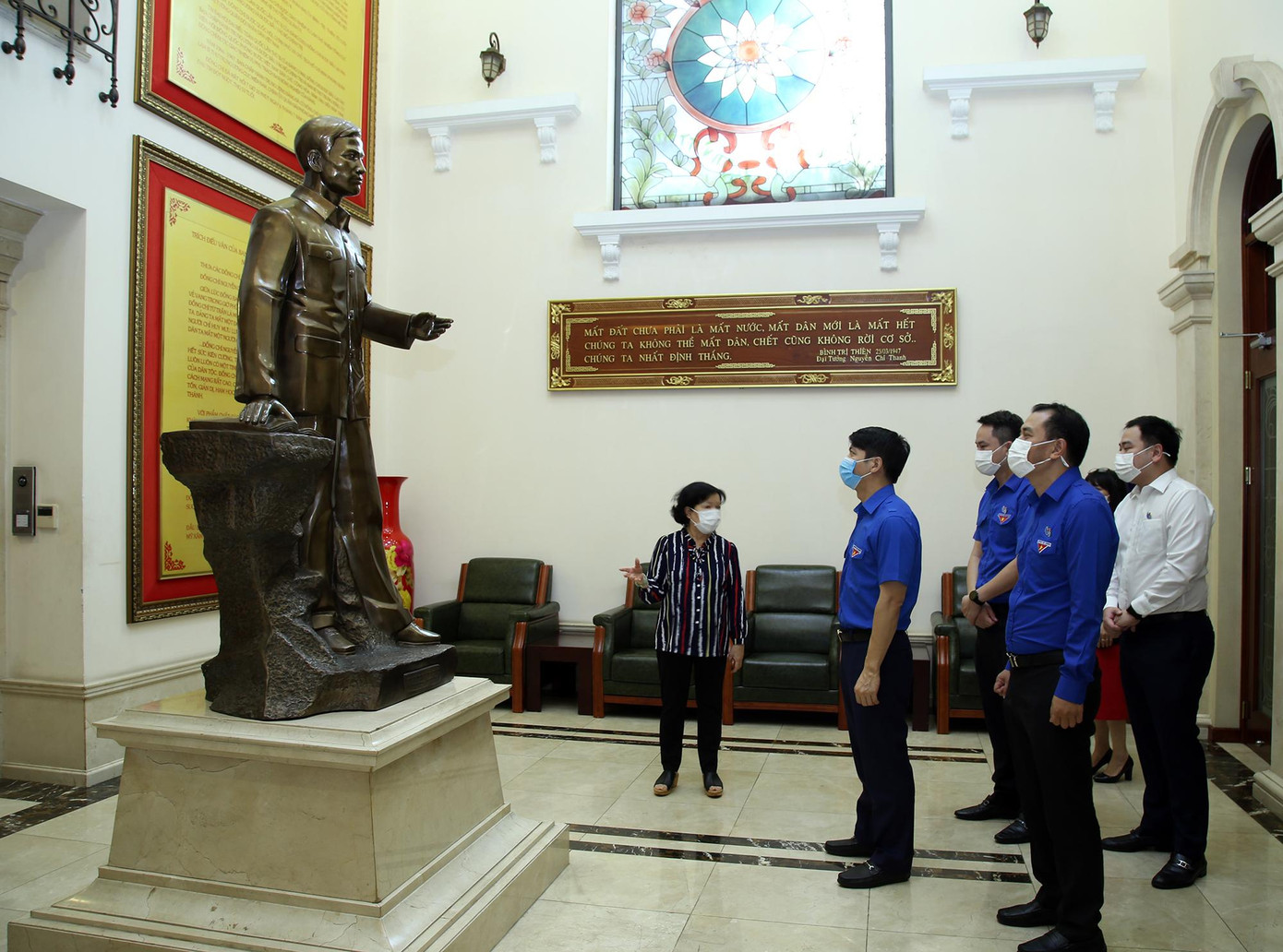 Anh Nguyễn Ngọc Lương và cán bộ Hội tham quan hình ảnh, tư liệu về Đại tướng Nguyễn Chí Thanh. Ảnh: Lâm Đăng Hải