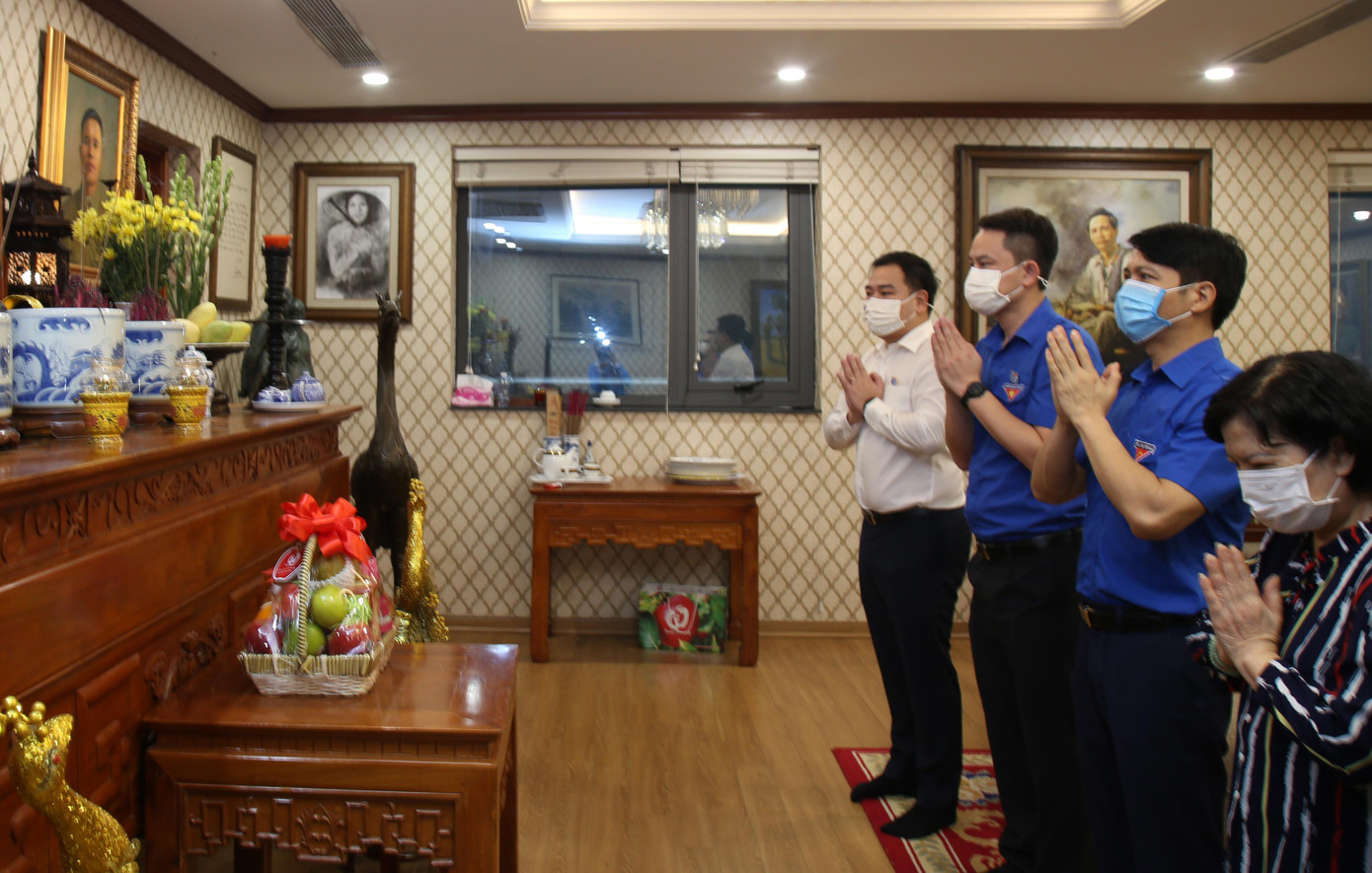 Anh Nguyễn Ngọc Lương (thứ hai từ phải sang) và cán bộ Hội dâng hương tưởng nhớ Đại tướng Nguyễn Chí Thanh. Ảnh: Lâm Đăng Hải