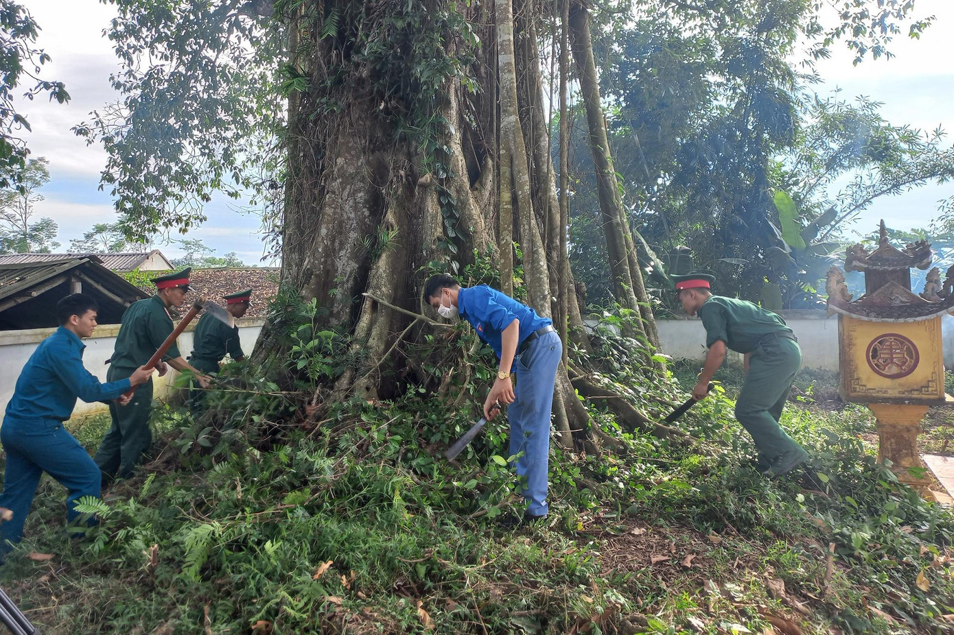 ĐVTN Quân khu 1 và xã Na Mao thực hiện công việc tôn tạo, tu sửa Khu di tích lịch sử gắn với sự ra đời của Chi đoàn Thanh niên cứu quốc đầu tiên trong Quân đội. ĐVTN Quân khu 1 và xã Na Mao thực hiện công việc tôn tạo, tu sửa Khu di tích lịch sử gắn với sự ra đời của Chi đoàn Thanh niên cứu quốc đầu tiên trong Quân đội.