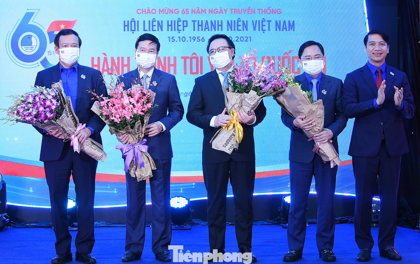 Anh Nguyễn Ngọc Lương tặng hoa tri ân Bí thư thứ nhất T.Ư Đoàn, Chủ tịch Hội LHTN Việt Nam các thời kỳ. Ảnh: Xuân Tùng