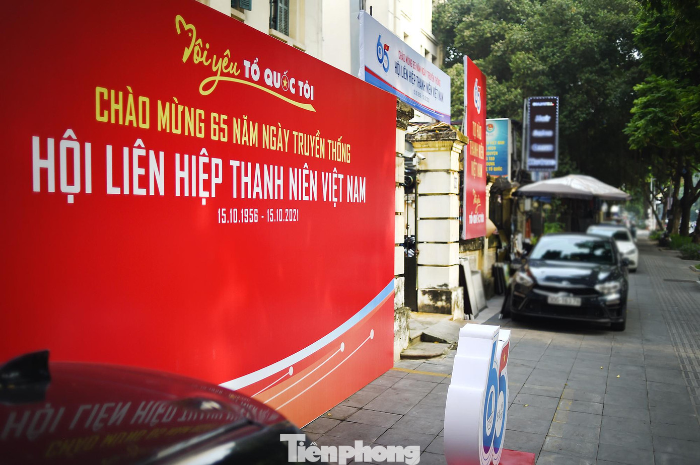 Dưới những tán xanh cổ thụ, góc phố Bà Triệu (quận Hoàn Kiếm, Hà Nội) nổi bật với tiểu cảnh chào mừng 65 năm ngày truyền thống Hội LHTN Việt Nam (15/10/1956 - 15/10/2021). Dưới những tán xanh cổ thụ, góc phố Bà Triệu (quận Hoàn Kiếm, Hà Nội) nổi bật với tiểu cảnh chào mừng 65 năm ngày truyền thống Hội LHTN Việt Nam (15/10/1956 - 15/10/2021).