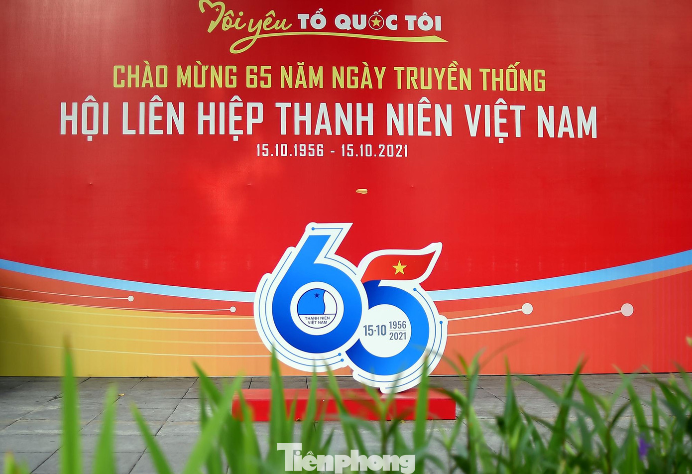 Không chỉ có thông điệp ý nghĩa "Tôi yêu Tổ quốc tôi" - cũng là tên phong trào lớn của Hội LHTN Việt Nam, cùng dòng chữ chào mừng 65 năm ngày truyền thống... trên pano, tiểu cảnh có sự xuất hiện của biểu trưng kỷ niệm được thiết kế với điểm nhấn là cờ Tổ quốc trên nền màu xanh thanh niên. Không chỉ có thông điệp ý nghĩa "Tôi yêu Tổ quốc tôi" - cũng là tên phong trào lớn của Hội LHTN Việt Nam, cùng dòng chữ chào mừng 65 năm ngày truyền thống... trên pano, tiểu cảnh có sự xuất hiện của biểu trưng kỷ niệm được thiết kế với điểm nhấn là cờ Tổ quốc trên nền màu xanh thanh niên.