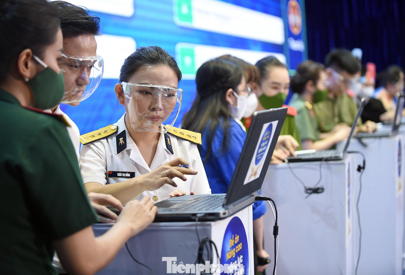 Các đội thi trong phần thi kiến thức hiểu biết. Ảnh: Xuân Tùng