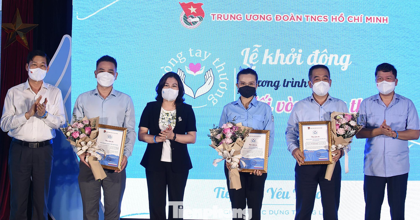 Các đơn vị đồng hành cùng "Nối vòng tay thương" nhận thư cảm ơn Các đơn vị đồng hành cùng "Nối vòng tay thương" nhận thư cảm ơn
