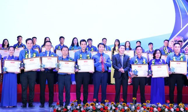 Giải thưởng "15 tháng 10" năm 2021 tuyên dương 65 cá nhân tiêu biểu. (Trong ảnh, các cá nhân nhận giải thưởng năm 2020). - Ảnh: Xuân Tùng Giải thưởng "15 tháng 10" năm 2021 tuyên dương 65 cá nhân tiêu biểu. (Trong ảnh, các cá nhân nhận giải thưởng năm 2020). - Ảnh: Xuân Tùng