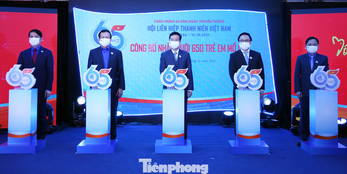 Các đại biểu thực hiện nghi thức khởi động hoạt động nhận đỡ đầu 650 trẻ em mồ côi. Ảnh: Xuân Tùng