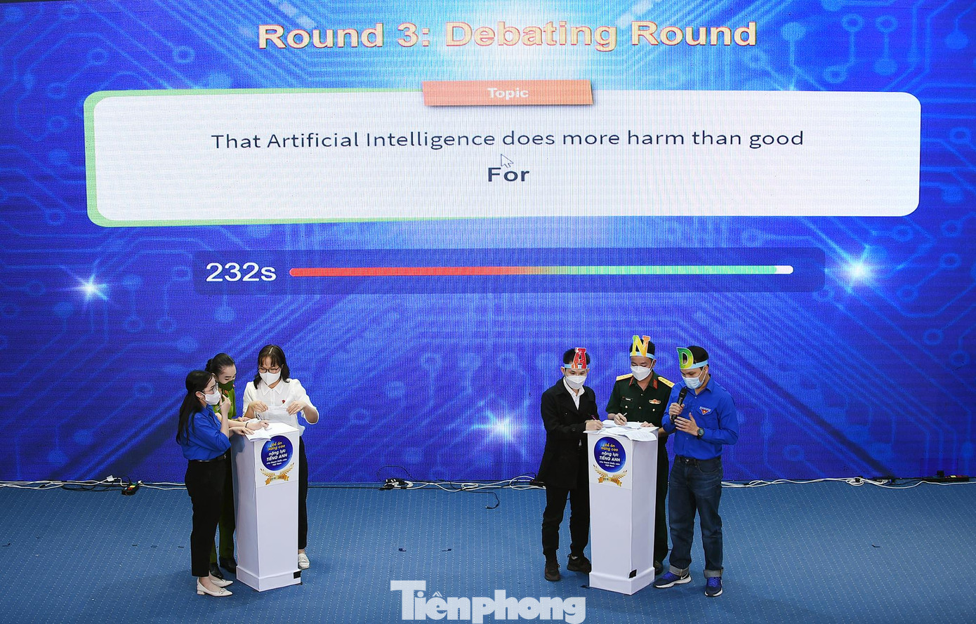 Hai đội xuất sắc nhất bước vào phần thi tranh biện