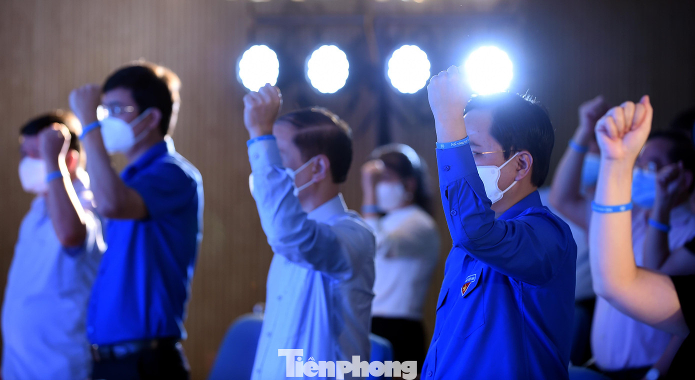 Các đại biểu thể hiện sự chung tay đồng lòng với chương trình "Nối vòng tay thương". Ảnh: Xuân Tùng Các đại biểu thể hiện sự chung tay đồng lòng với chương trình "Nối vòng tay thương". Ảnh: Xuân Tùng