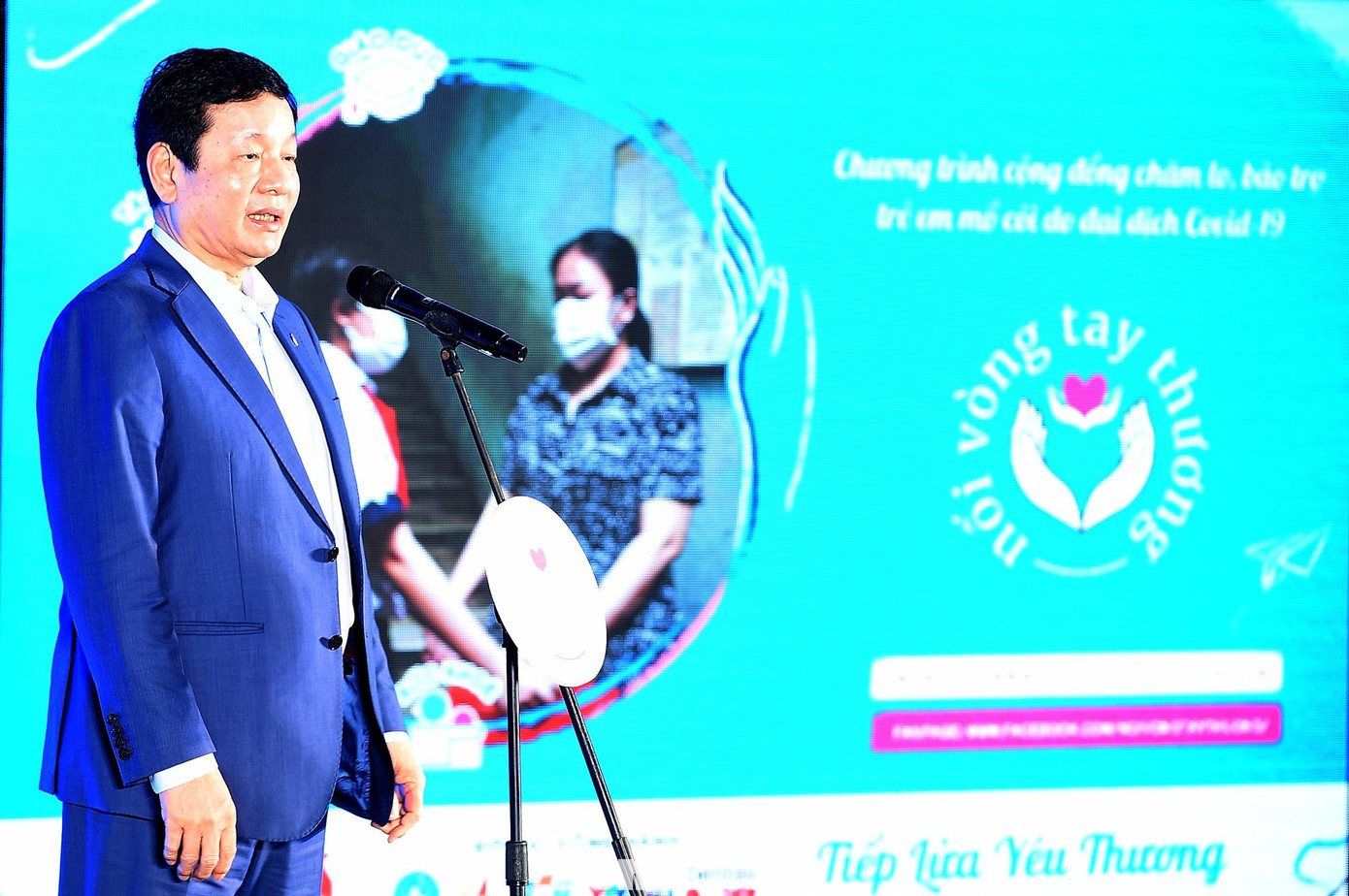 Ông Trương Gia Bình - Chủ tịch Tập đoàn FPT khẳng định sẽ phối hợp với T.Ư Đoàn và các tổ chức, đơn vị chuẩn bị sẵn sàng mọi điều kiện tốt nhất cho các em. Bên cạnh việc chu cấp chi phí sinh hoạt, nội trú, học tập và hỗ trợ học bổng, FPT sẽ tạo điều kiện để các em tìm việc làm. Ảnh: Xuân Tùng Ông Trương Gia Bình - Chủ tịch Tập đoàn FPT khẳng định sẽ phối hợp với T.Ư Đoàn và các tổ chức, đơn vị chuẩn bị sẵn sàng mọi điều kiện tốt nhất cho các em. Bên cạnh việc chu cấp chi phí sinh hoạt, nội trú, học tập và hỗ trợ học bổng, FPT sẽ tạo điều kiện để các em tìm việc làm. Ảnh: Xuân Tùng