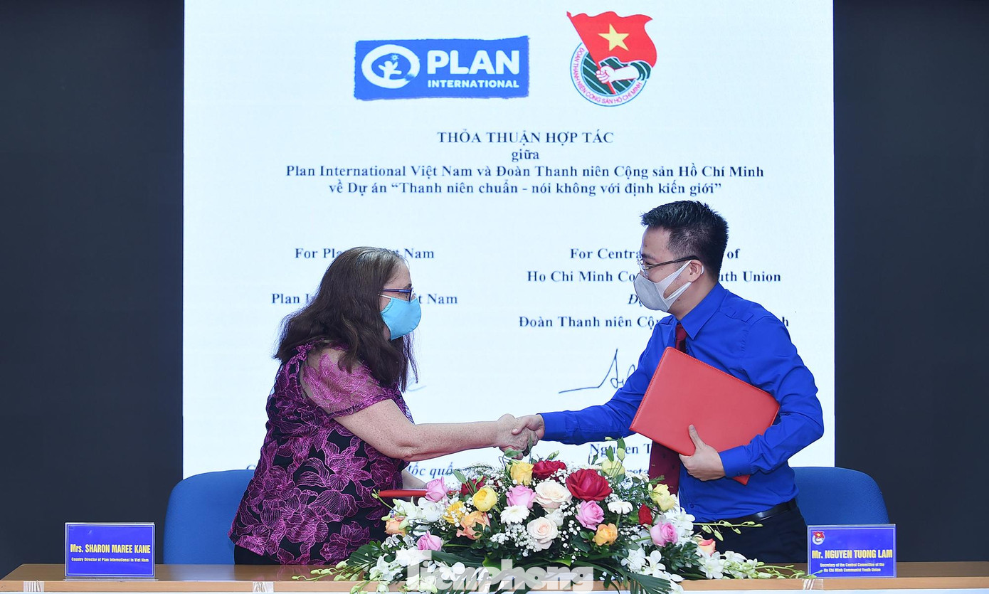 Bí thư T.Ư Đoàn Nguyễn Tường Lâm và bà Sharon Maree Kane ký thỏa thuận hợp tác về dự án &quot;Thanh niên chuẩn - nói không với định kiến giới&quot; giữa T.Ư Đoàn và Tổ chức Plan.
