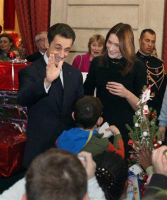 Ông Sarkozy vẫy tay chào đoàn khách nhí Ông Sarkozy vẫy tay chào đoàn khách nhí