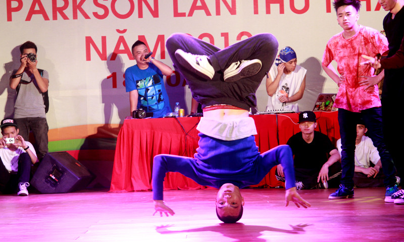 Những động tác santo, nhào lộn cùng với các động tác giữ thằng bằng và xoay người bằng tay, đầu luôn được đón chờ