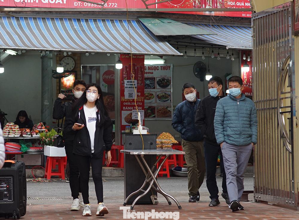 Theo văn bản mới nhất, UBND thành phố yêu cầu Phó chủ tịch UBND thành phố Chử Xuân Dũng chỉ đạo cho phép rạp chiếu phim, các cơ sở, địa điểm biểu diễn văn hóa nghệ thuật mở cửa đón khách trở lại từ ngày 10-2. Bên cạnh đó, triển khai phục vụ các hoạt động tín ngưỡng của nhân dân tại khu di tích - thắng cảnh chùa Hương trước rằm tháng giêng cũng như các điểm tham quan, di tích văn hóa lịch sử khác trên địa bàn thành phố (không tổ chức lễ hội) phù hợp với các chỉ đạo của Chính phủ, Bộ Văn hóa, thể thao và du lịch, đáp ứng yêu cầu công tác phòng, chống dịch bệnh trên địa bàn… Theo văn bản mới nhất, UBND thành phố yêu cầu Phó chủ tịch UBND thành phố Chử Xuân Dũng chỉ đạo cho phép rạp chiếu phim, các cơ sở, địa điểm biểu diễn văn hóa nghệ thuật mở cửa đón khách trở lại từ ngày 10-2. Bên cạnh đó, triển khai phục vụ các hoạt động tín ngưỡng của nhân dân tại khu di tích - thắng cảnh chùa Hương trước rằm tháng giêng cũng như các điểm tham quan, di tích văn hóa lịch sử khác trên địa bàn thành phố (không tổ chức lễ hội) phù hợp với các chỉ đạo của Chính phủ, Bộ Văn hóa, thể thao và du lịch, đáp ứng yêu cầu công tác phòng, chống dịch bệnh trên địa bàn…