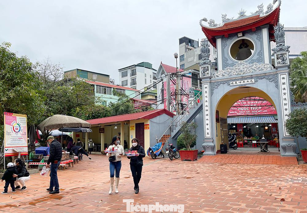 Lác đác khách đi lễ ở Phủ Tây Hồ vào sáng 9/2. Lác đác khách đi lễ ở Phủ Tây Hồ vào sáng 9/2.