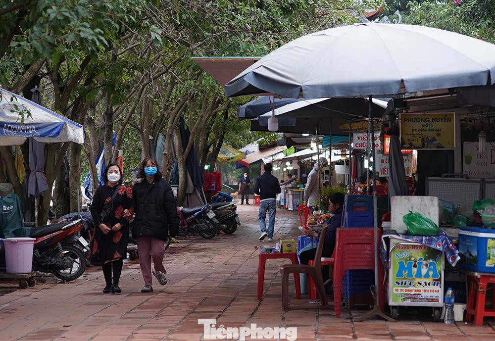 Ghi nhận sáng 9/2, con đường vào phủ Tây Hồ vắng người qua lại. Trước đó vào các ngày 7 và 8/2, con đường này luôn tấp nập khách đi lễ cho dù thời điểm đó, phủ Tây Hồ vẫn chưa được mở cửa đón khách. Ghi nhận sáng 9/2, con đường vào phủ Tây Hồ vắng người qua lại. Trước đó vào các ngày 7 và 8/2, con đường này luôn tấp nập khách đi lễ cho dù thời điểm đó, phủ Tây Hồ vẫn chưa được mở cửa đón khách.