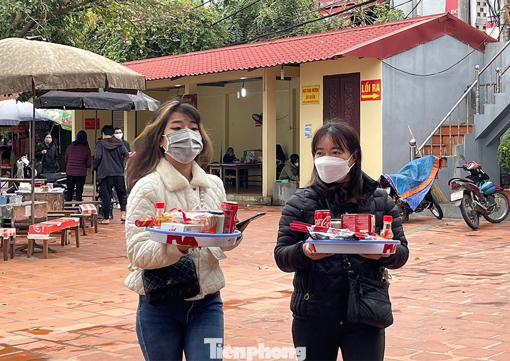 Người dân đi lễ Phủ Tây Hồ (phường Quảng An, quận Tây Hồ) hôm nay không còn phải vái vọng. Người dân đi lễ Phủ Tây Hồ (phường Quảng An, quận Tây Hồ) hôm nay không còn phải vái vọng.