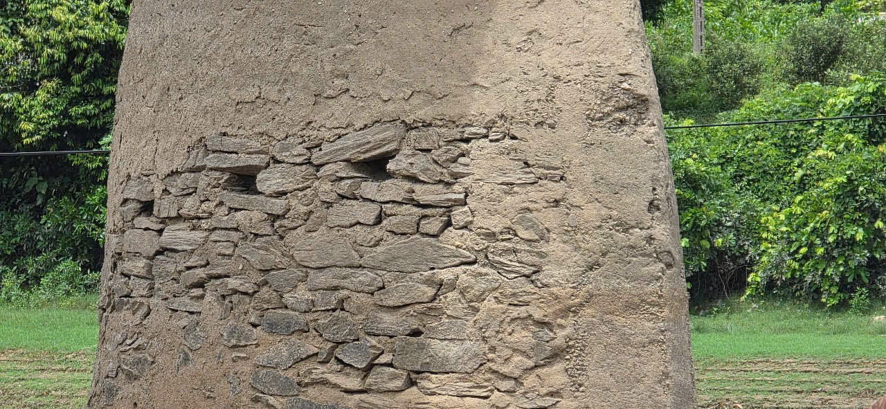 “Do cầu xây lâu năm, lại nằm ở thượng nguồn, vào mùa mưa lũ nước chảy rất xiết, nên cây cầu bị xuống cấp nghiêm trọng. Nhưng do nằm ở vị trí huyết mạch nên hàng ngày hàng nghìn người dân, học sinh buộc phải nín thở để lưu thông qua cầu" - ông Nguyễn Văn Chuẩn, nhà ở gần cầu Chợ cho hay.