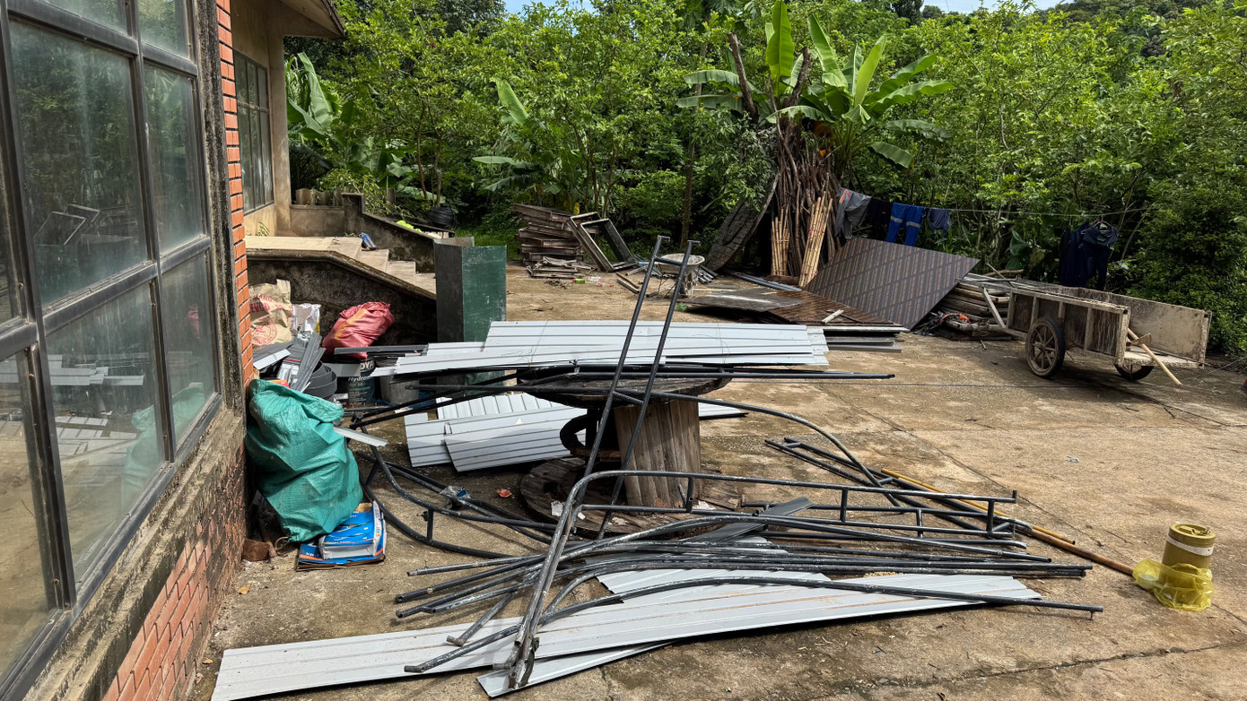 Chúng tôi bắt gặp 2 công nhân đang làm việc ở đây, họ nói đã thuê ngôi nhà này để làm mặt bằng để cất trữ vật liệu và sinh hoạt, ngủ, nghỉ. Chúng tôi bắt gặp 2 công nhân đang làm việc ở đây, họ nói đã thuê ngôi nhà này để làm mặt bằng để cất trữ vật liệu và sinh hoạt, ngủ, nghỉ.