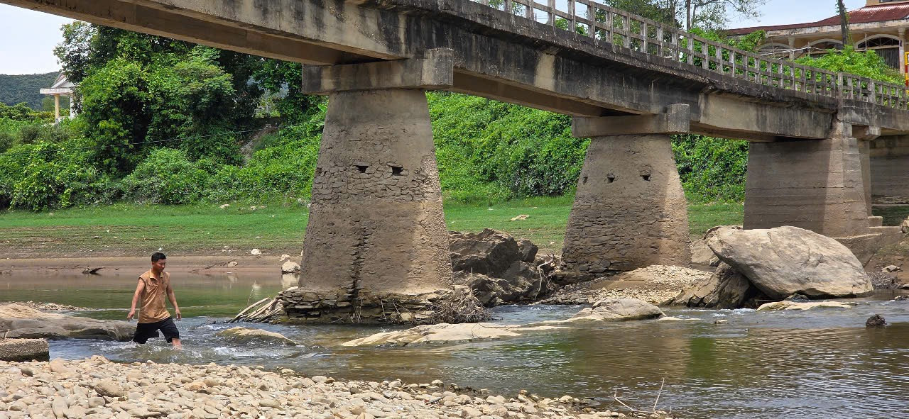 “Do cầu xây lâu năm, lại nằm ở thượng nguồn, vào mùa mưa lũ nước chảy rất xiết, nên cây cầu bị xuống cấp nghiêm trọng. Nhưng do nằm ở vị trí huyết mạch nên hàng ngày hàng nghìn người dân, học sinh buộc phải nín thở để lưu thông qua cầu" - ông Nguyễn Văn Chuẩn, nhà ở gần cầu Chợ cho hay.