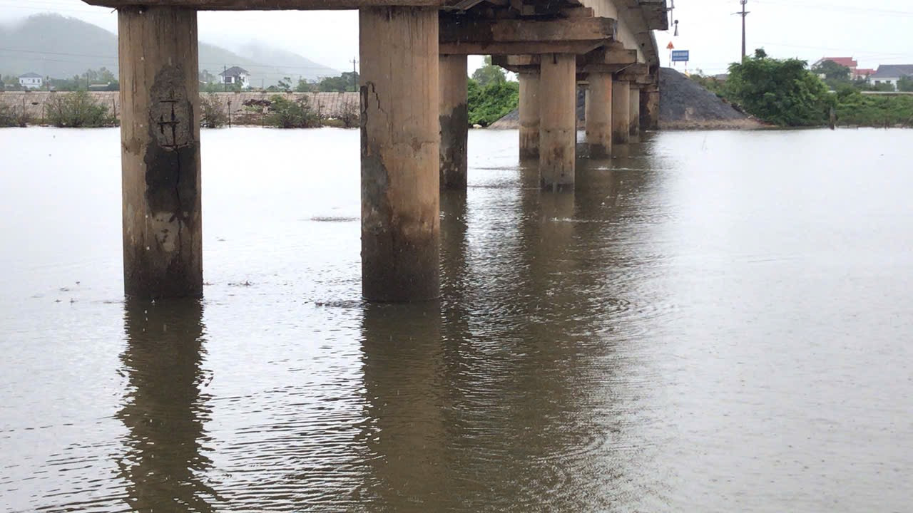 Trước đó, một cây khác cũng bắc qua sông Thai, nằm phía hạ lưu thuộc xã Quảng Kim, huyện Quảng Trạch (cũ) cũng bị xuống cấp nghiêm trọng, sau hơn 30 năm sử dụng. Sau khi báo chí phản ánh, tỉnh Quảng Bình đã cấp kinh phí để xây cầu mới.
