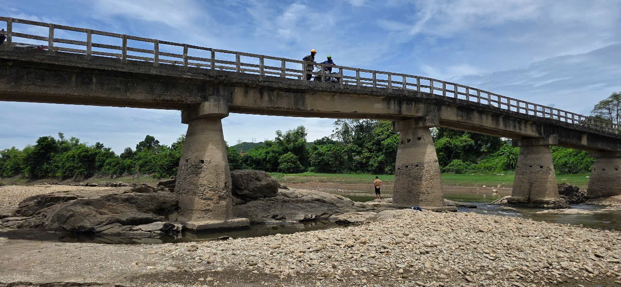 Do mùa khô, nước rút cạn nên toàn bộ sự xuống cấp của cầu Chợ bị phơi lộ.