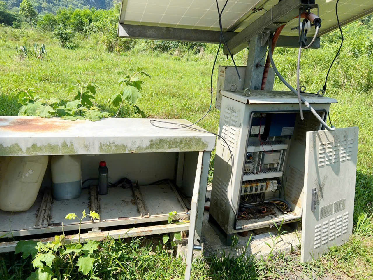 Hư hỏng chẳng ai sửa, gần 14 triệu USD phơi mưa nắng.