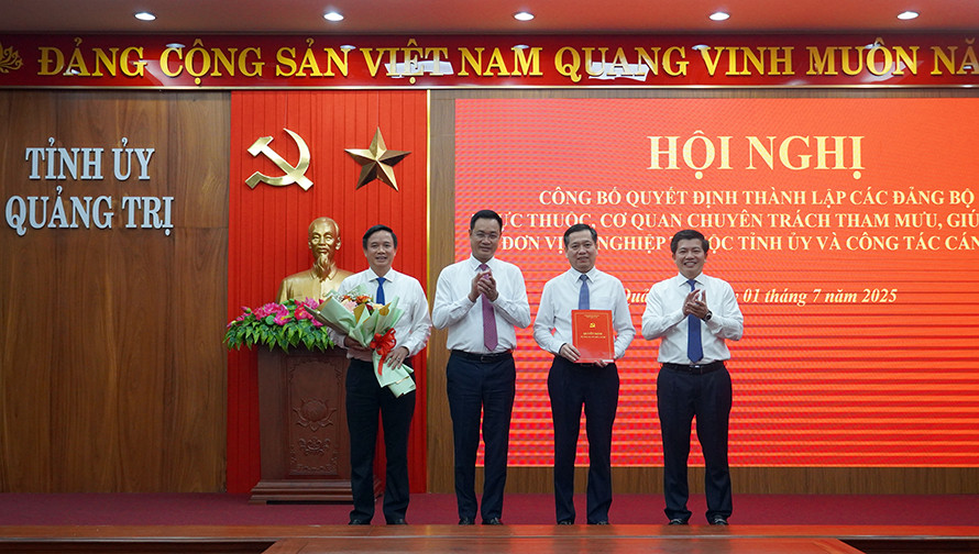 Bí thư Tỉnh uỷ Quảng Trị Lê Ngọc Quang trao quyết định thành lập Đảng bộ các cơ quan Đảng tỉnh Quảng Trị.