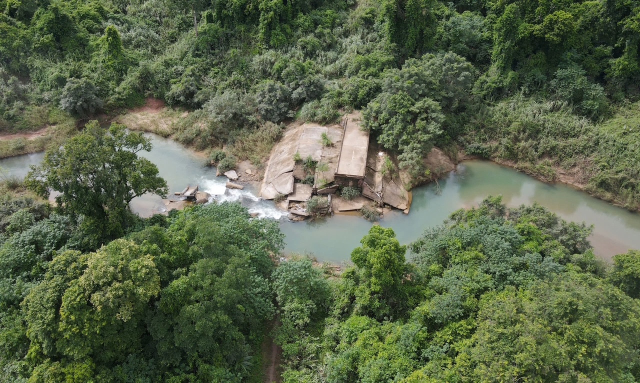 Cây cầu bắc qua suối bị sập trong trận lũ năm 2010. Cây cầu bắc qua suối bị sập trong trận lũ năm 2010.