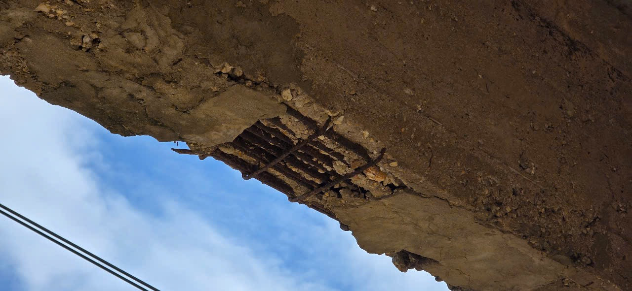 10 trụ cầu xây bằng đá, lớp vữa quanh các trụ cầu bị xói mòn, chỉ còn trơ đá. Mố cầu hai bên cũng bị nước cuốn trôi đất đá, tạo thành hàm ếch lớn. Dầm cầu, bê tông bị mủn, nhiều đoạn lộ cả sắt, tiềm ẩn nguy cơ đứt gãy, đổ sập bất cứ lúc nào.