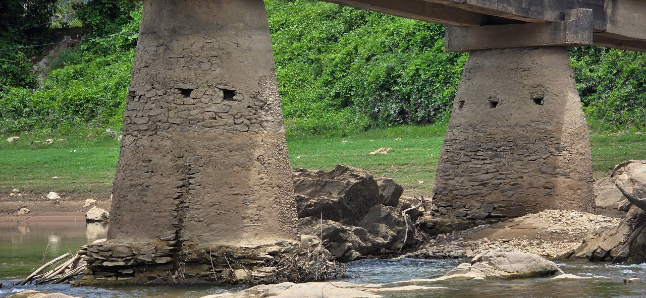 “Do cầu xây lâu năm, lại nằm ở thượng nguồn, vào mùa mưa lũ nước chảy rất xiết, nên cây cầu bị xuống cấp nghiêm trọng. Nhưng do nằm ở vị trí huyết mạch nên hàng ngày hàng nghìn người dân, học sinh buộc phải nín thở để lưu thông qua cầu" - ông Nguyễn Văn Chuẩn, nhà ở gần cầu Chợ cho hay.