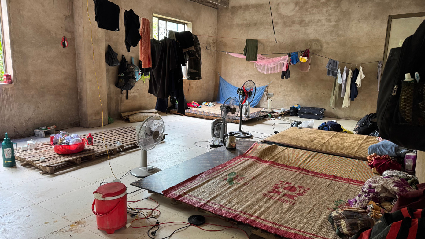 Phía trong ngôi nhà phòng ốc toang hoang, những công nhân làm đường tận dụng để làm nơi sinh hoạt, ăn uống và nghỉ qua đêm. Phía trong ngôi nhà phòng ốc toang hoang, những công nhân làm đường tận dụng để làm nơi sinh hoạt, ăn uống và nghỉ qua đêm.