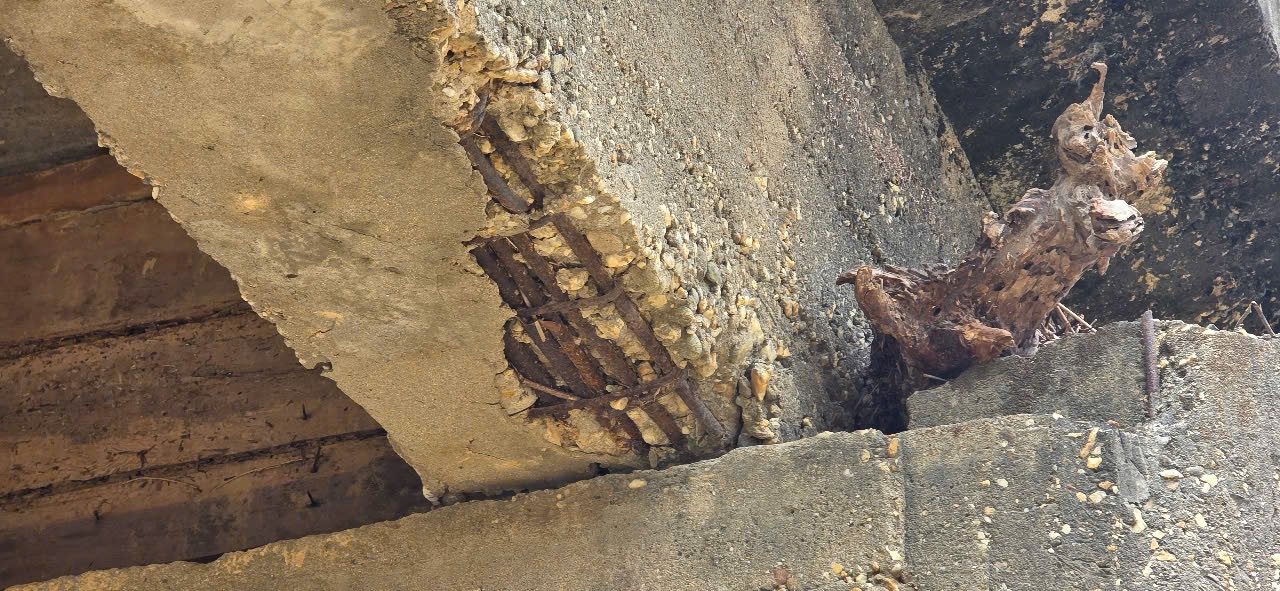 “Do cầu xây lâu năm, lại nằm ở thượng nguồn, vào mùa mưa lũ nước chảy rất xiết, nên cây cầu bị xuống cấp nghiêm trọng. Nhưng do nằm ở vị trí huyết mạch nên hàng ngày hàng nghìn người dân, học sinh buộc phải nín thở để lưu thông qua cầu" - ông Nguyễn Văn Chuẩn, nhà ở gần cầu Chợ cho hay.