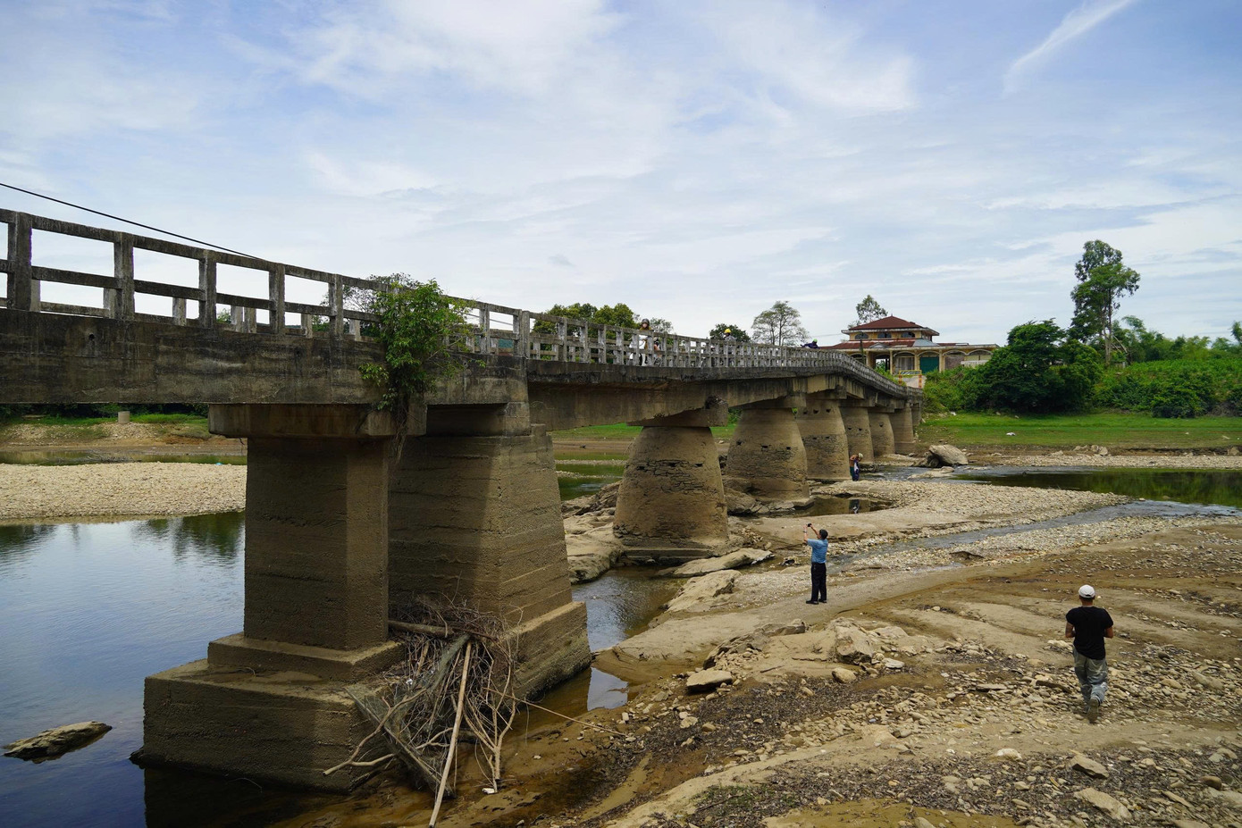 Hầu hết kết cấu của cầu Chợ đã bị thời gian, nước lũ bào mòn chỉ còn trơ đá và thép.