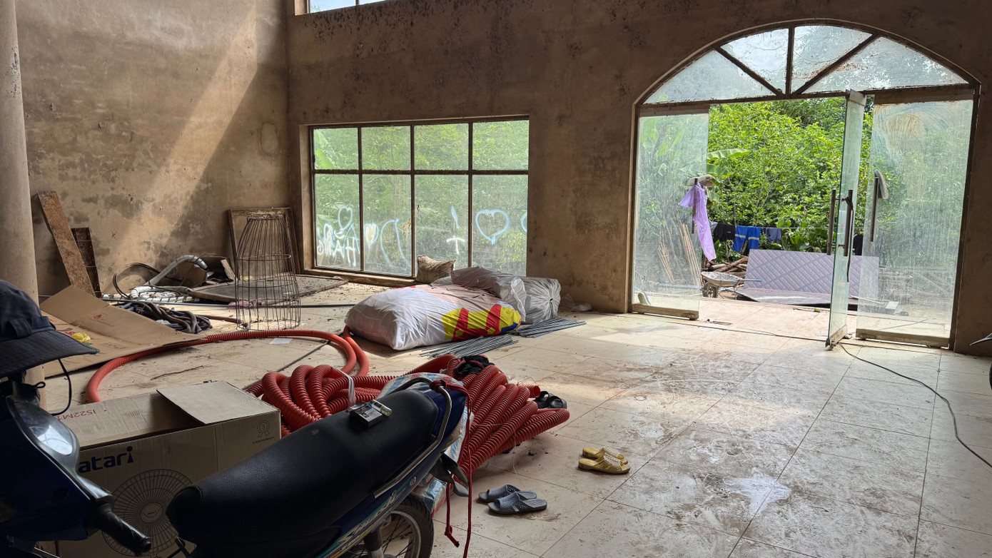 Phía trong ngôi nhà phòng ốc toang hoang, những công nhân làm đường tận dụng để làm nơi sinh hoạt, ăn uống và nghỉ qua đêm. Phía trong ngôi nhà phòng ốc toang hoang, những công nhân làm đường tận dụng để làm nơi sinh hoạt, ăn uống và nghỉ qua đêm.