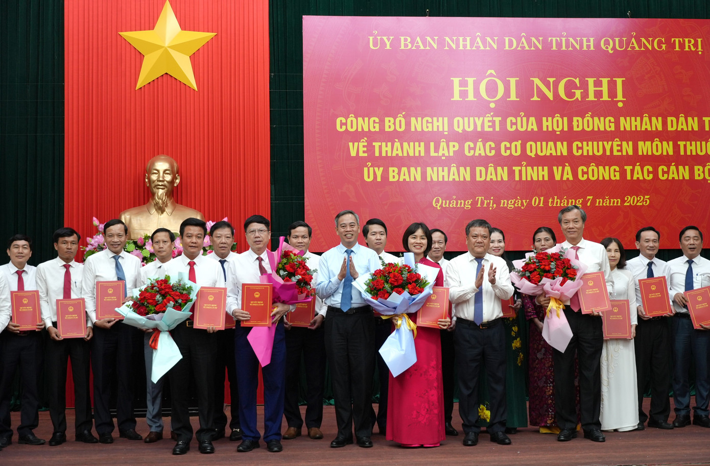 Chủ tịch HĐND tỉnh Nguyễn Đăng Quang và Chủ tịch UBND tỉnh Trần Phong trao quyết định và tặng hoa chúc mừng các lãnh đạo ngành tỉnh Quảng Trị.