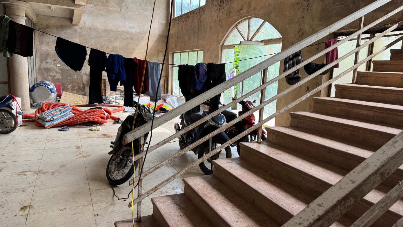 Phía trong ngôi nhà phòng ốc toang hoang, những công nhân làm đường tận dụng để làm nơi sinh hoạt, ăn uống và nghỉ qua đêm. Phía trong ngôi nhà phòng ốc toang hoang, những công nhân làm đường tận dụng để làm nơi sinh hoạt, ăn uống và nghỉ qua đêm.