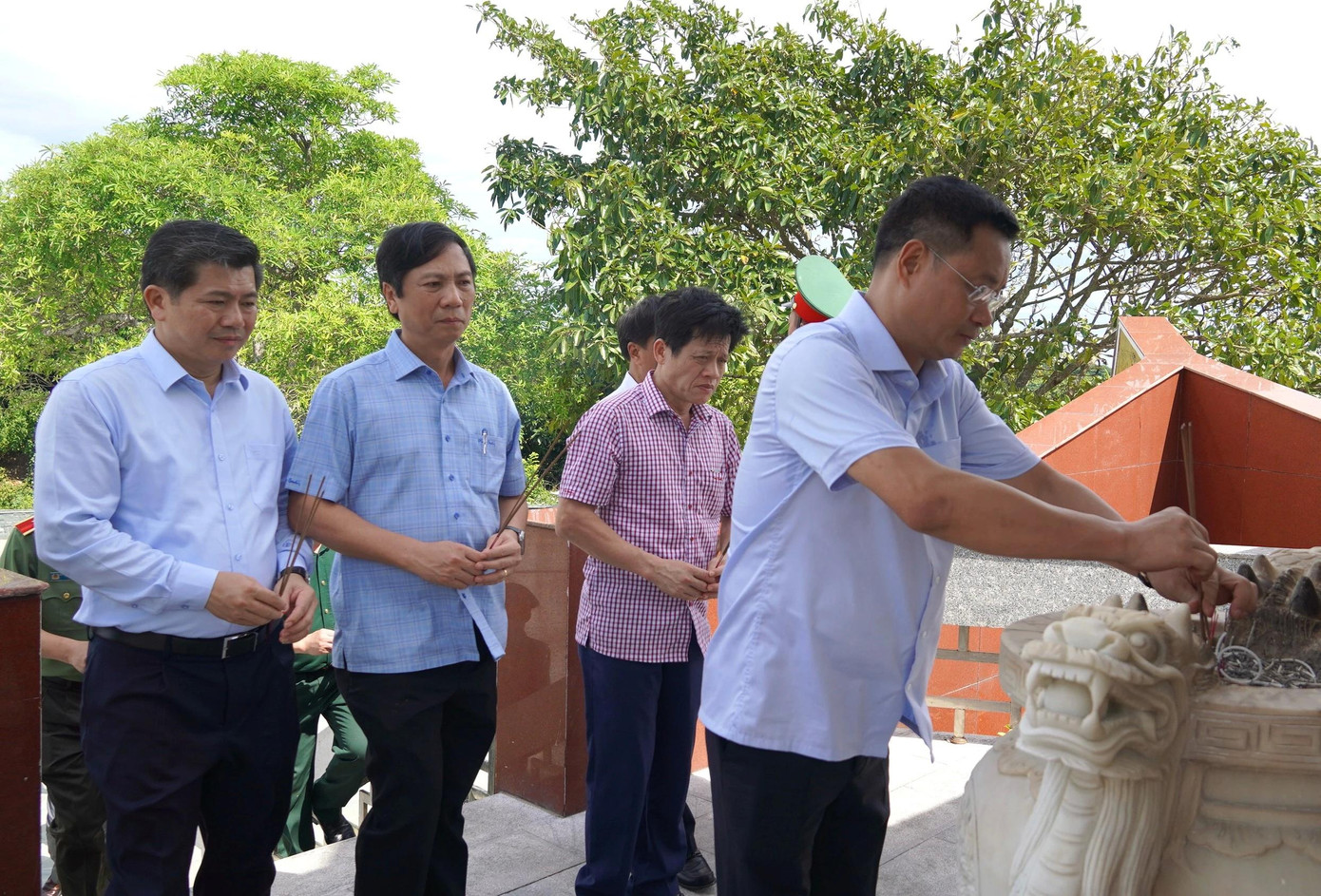 Bí thư Tỉnh uỷ Quảng Trị Lê Ngọc Quang và đoàn công tác dâng hương tại Đài tưởng niệm các Anh hùng liệt sỹ đảo Cồn Cỏ.