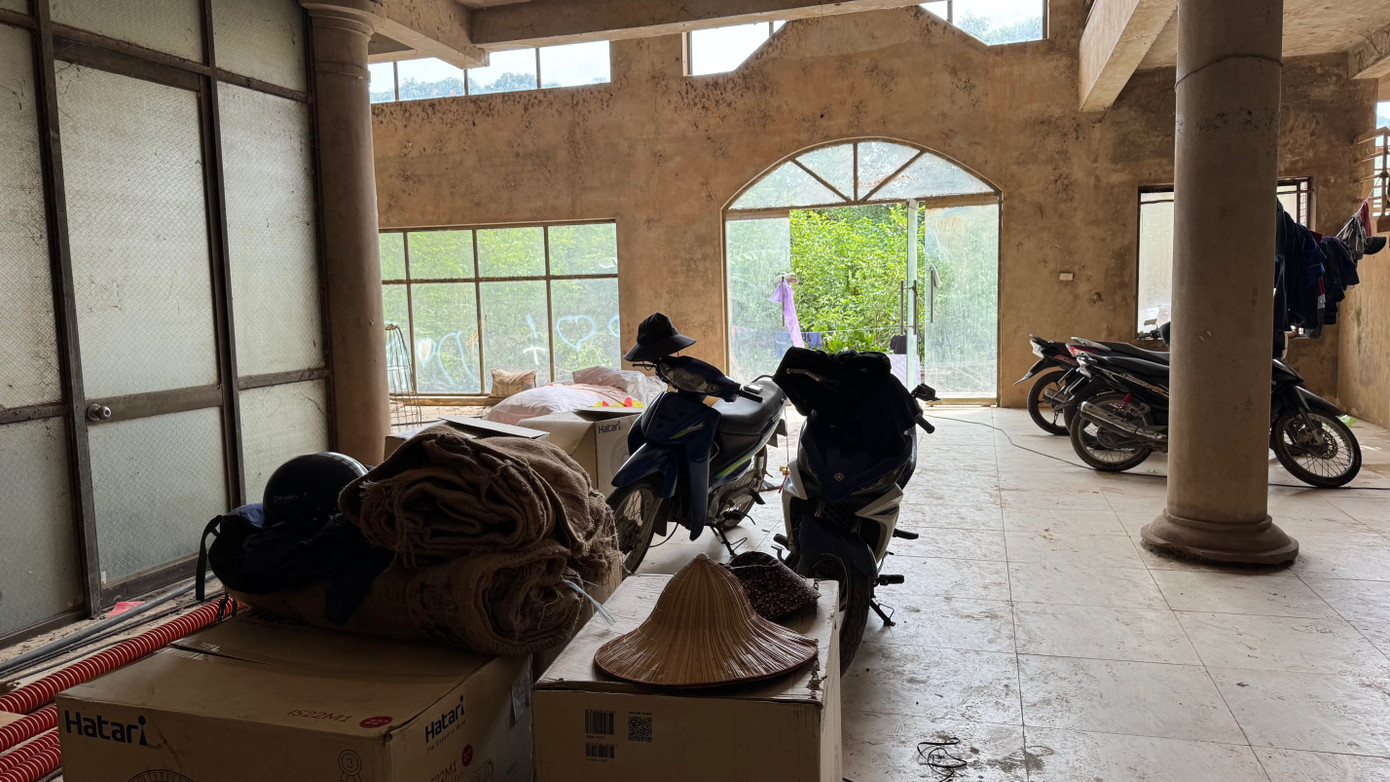 Phía trong ngôi nhà phòng ốc toang hoang, những công nhân làm đường tận dụng để làm nơi sinh hoạt, ăn uống và nghỉ qua đêm. Phía trong ngôi nhà phòng ốc toang hoang, những công nhân làm đường tận dụng để làm nơi sinh hoạt, ăn uống và nghỉ qua đêm.