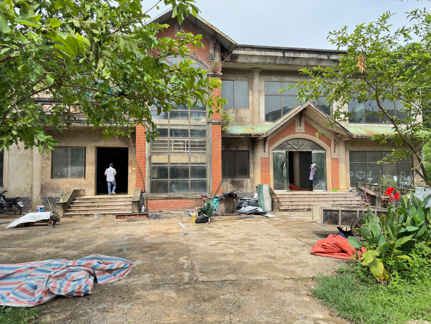 Ngôi nhà 2 tầng xuống cấp và cũng được tận dụng để phục vụ cho công trình nâng cấp Đường 20-Quyết Thắng. Ngôi nhà 2 tầng xuống cấp và cũng được tận dụng để phục vụ cho công trình nâng cấp Đường 20-Quyết Thắng.