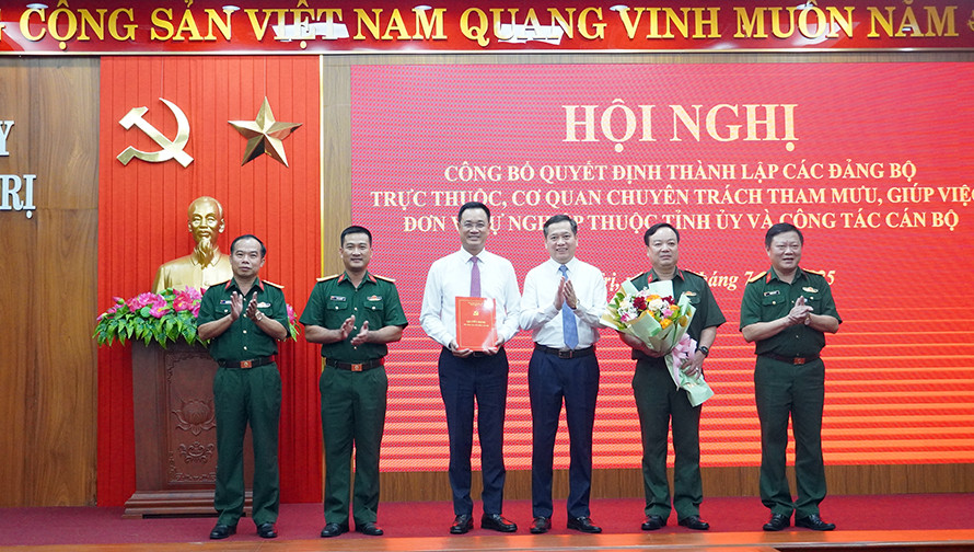 Bí thư Tỉnh uỷ Lê Ngọc Quang nhận quyết định chỉ định giữ chức Bí thư Đảng uỷ Quân sự tỉnh Quảng Trị.