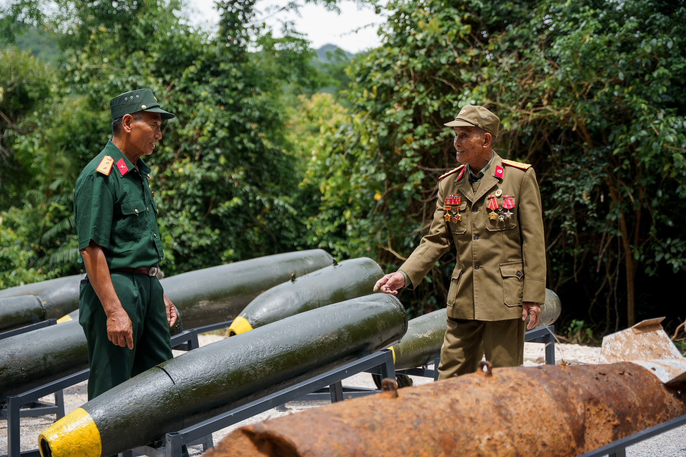 Khu trưng bày vũ khí, khí tài của địch và ta ở phía ngoài hang.