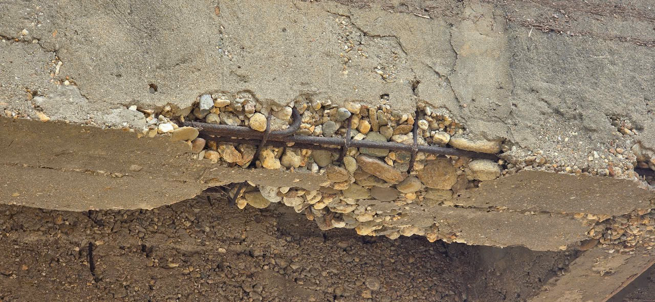 10 trụ cầu xây bằng đá, lớp vữa quanh các trụ cầu bị xói mòn, chỉ còn trơ đá. Mố cầu hai bên cũng bị nước cuốn trôi đất đá, tạo thành hàm ếch lớn. Dầm cầu, bê tông bị mủn, nhiều đoạn lộ cả sắt, tiềm ẩn nguy cơ đứt gãy, đổ sập bất cứ lúc nào.